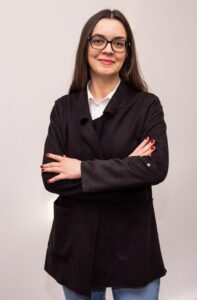 Kobieta pozująca do sesji biznesowej na białym tle